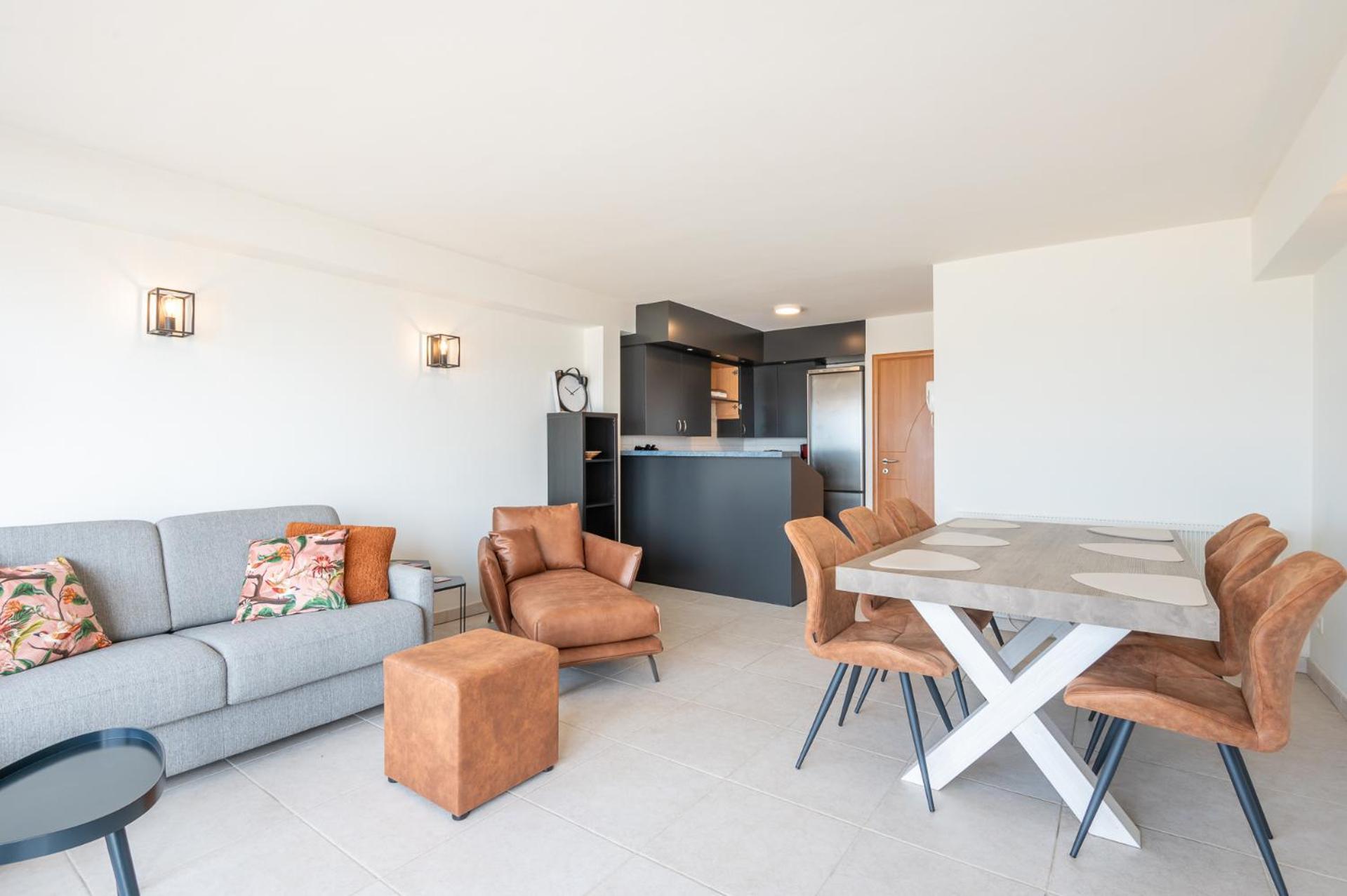 Beautiful With Sea Views And Parking Apartment *